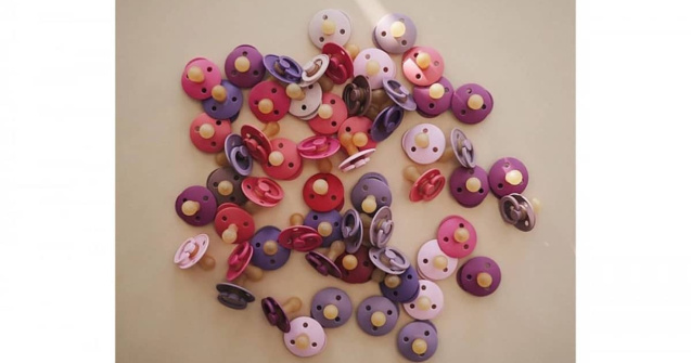 Noile tendințe din industria produselor pentru bebeluși: Suzetele la mare căutare