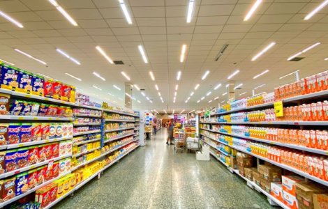 Descoperire șocantă: 13 supermarketuri din București închise pentru vânzarea ilegală de tutun minorilor