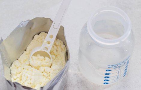 Laptele praf în alimentația bebelușului și a copilului mic