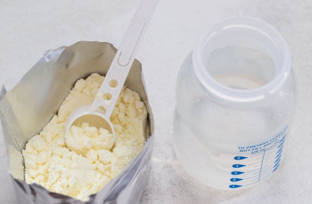 Laptele praf &icirc;n alimentația bebelușului și a copilului mic