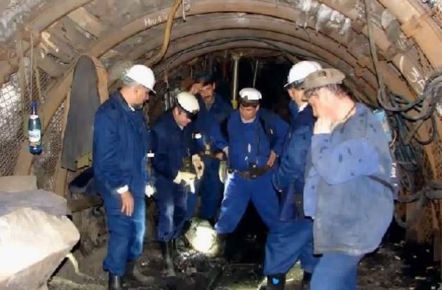 Peste 400 de mineri protesteaza in Petrosani