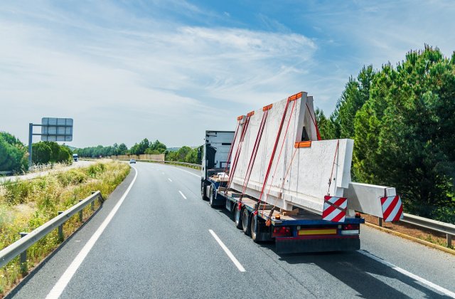 Responsabilitățile legale și asigurările &icirc;n transportul agabaritic: ce trebuie să știe operatorii