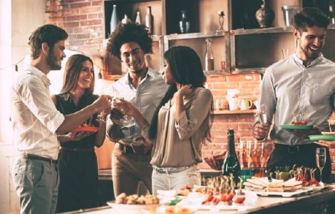 Prima petrecere organizată acasă: Cum să-ţi pregăteşti casa de oaspeţi în 4 paşi