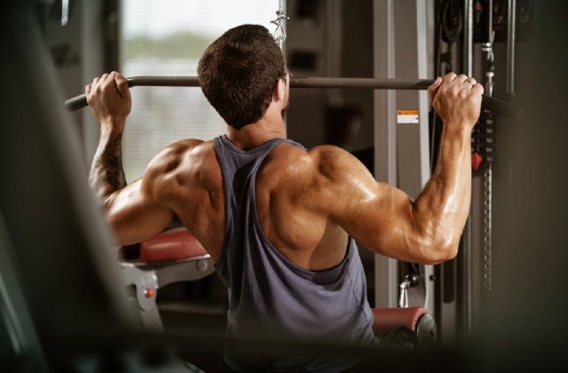 Cum alegi un echipament de forță pentru antrenamentele la domiciliu 