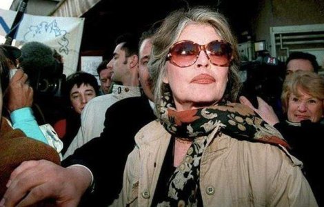 Brigitte Bardot cere interzicerea jumulirii gastelor si ratelor vii
