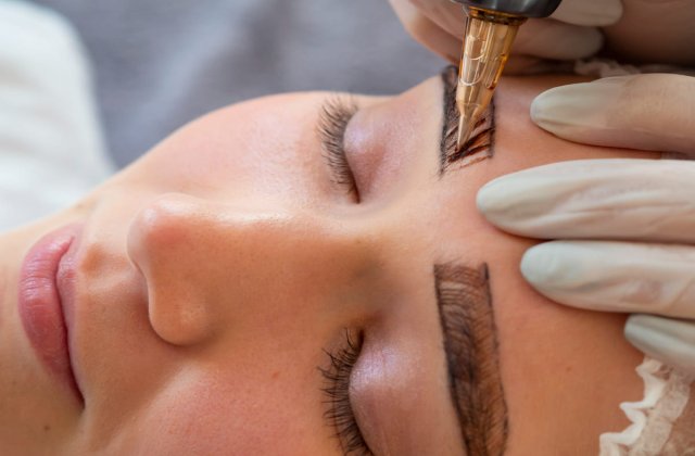 Laminare spr&acirc;ncene vs. microblading: care este metoda potrivită pentru tine?