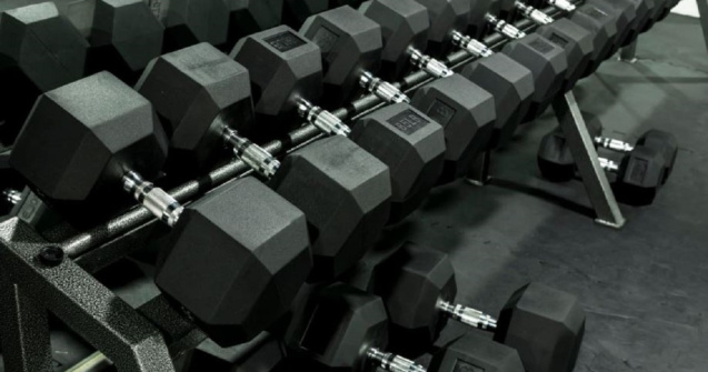 10 exerciții eficiente cu gantere de 10 kg