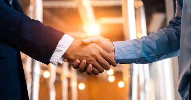 EssilorLuxottica își extinde influența în România cu Optiblu și Optiplaza