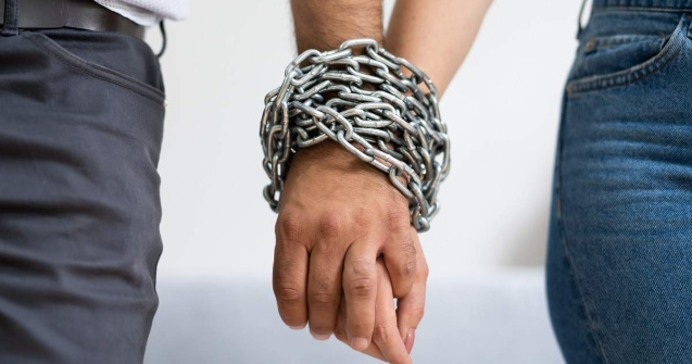 Descoperă semnele ascunse ale codependenței emoționale în relațiile tale