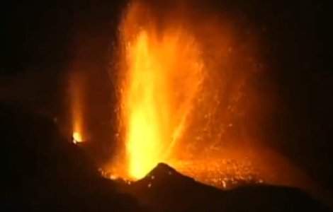  Video  Lava Vulcanului Pico do Fogo a distrus doua localitati
