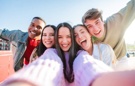 Explorează profunzimea prieteniei autentice prin cele mai emoționante citate