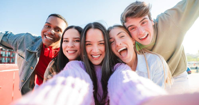 Explorează profunzimea prieteniei autentice prin cele mai emoționante citate