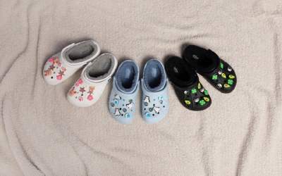 Saboții Crocs au acum...