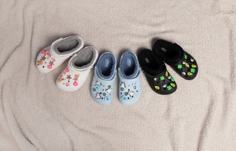 Saboții Crocs au acum căptușeală călduroasă și prietenoasă
