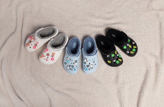 Saboții Crocs au acum căptușeală călduroasă și prietenoasă