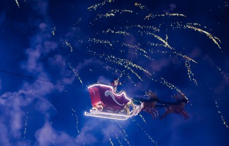 Moș Crăciun zboară la Craiova: Spectacolul care a atras 40.000 de oameni