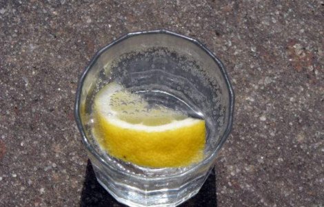  Top  Apa cu lamaie face MINUNI! Ce beneficii INCREDIBILE are cea mai simpla bautura din lume