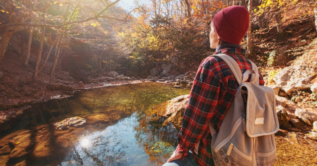 Cum te pregătești pentru o drumeție de toamnă la munte