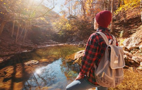 Cum te pregătești pentru o drumeție de toamnă la munte