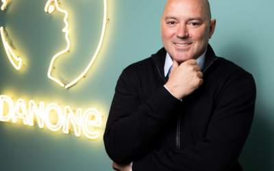 Cine este omul din spatele...