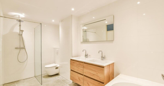 Design minimalist pentru băi moderne: ghidul tău către un spațiu organizat