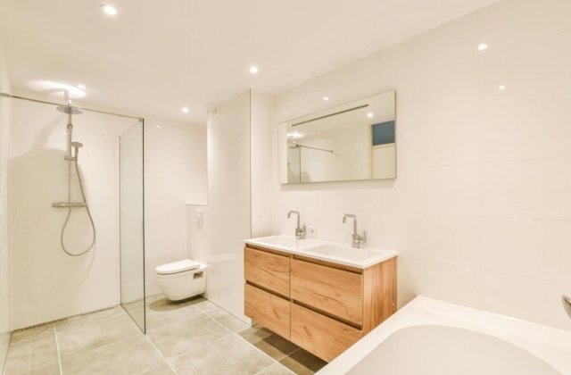 Design minimalist pentru băi moderne: ghidul tău către un spațiu organizat și elegant 