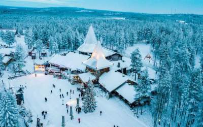 Turiștii asediază orașul lui...