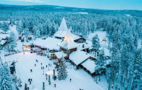 Orașul lui Moș Crăciun sub asediul turiștilor: localnicii cer măsuri urgente