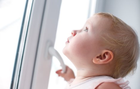 Măsuri esențiale de siguranță pentru protecția copiilor în apartament