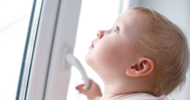 Măsuri esențiale de siguranță pentru protecția copiilor în apartament