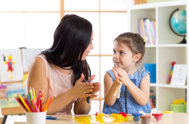 5 idei de activități extrașcolare pentru tine și copilul tău de făcut acasă