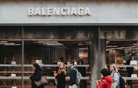 Balenciaga surprinde din nou: încălțămintea unisex care imită mersul desculț provoacă controverse în modă