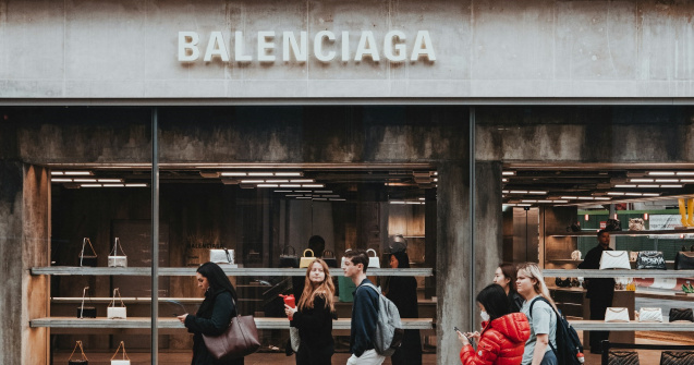 Balenciaga șochează cu pantoful Zero Slip-On: design futurist și controversat