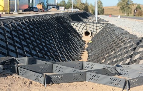 Avantajele geocelulelor în prevenirea eroziunii pe pante abrupte