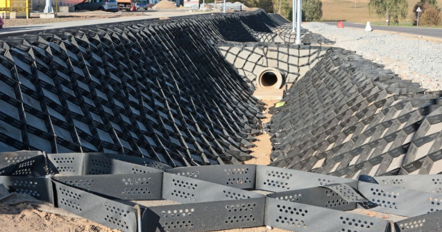 Avantajele geocelulelor în prevenirea eroziunii pe pante abrupte