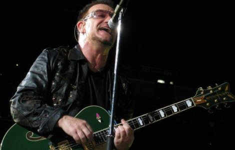 Vesti proaste pentru fanii U2! Bono, in pericol sa nu mai poata canta la chitara