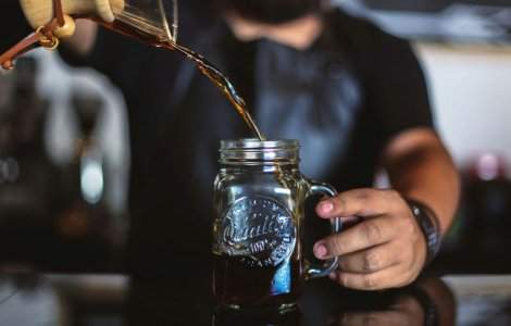 Adevărul șocant despre cafeaua de la supermarket: Ce ascund recipientele din PET și aluminiu?