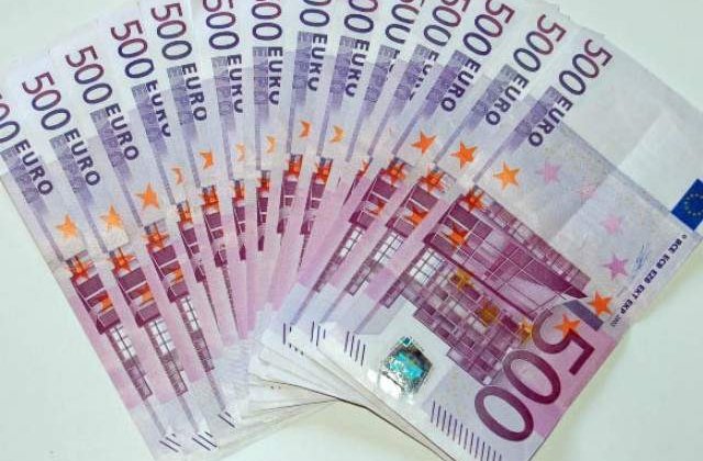 Euro, cel mai scazut nivel din ultimii noua ani fata de dolar