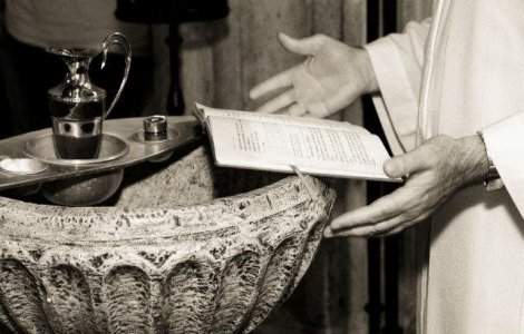  Top  Puterea UIMITOARE a apei sfintite: Ce MIRACOLE poate face agheasma