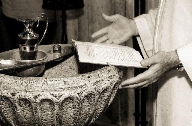 Puterea UIMITOARE a apei sfintite: Ce MIRACOLE poate face agheasma
