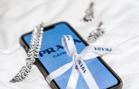Prada vrea să preia Versace: O mișcare surprinzătoare în lumea modei