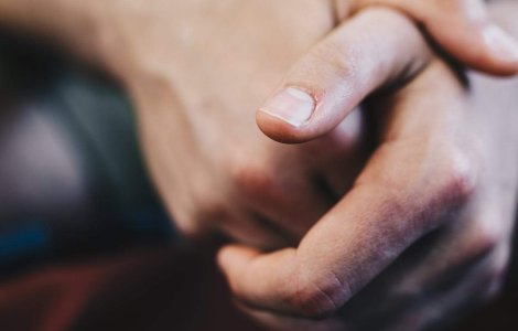 Atenție la mâinile și picioarele reci: semnele unei posibile afecțiuni grave pe care nu trebuie să le ignori niciodată