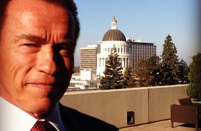 A. Schwarzenegger indeamna oamenii sa se aboneze la Charlie Hebdo