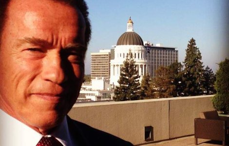 A. Schwarzenegger indeamna oamenii sa se aboneze la Charlie Hebdo