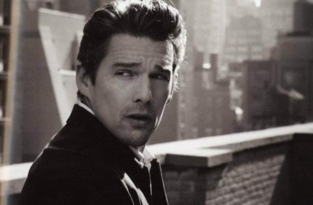 Ethan Hawke si-a lasat amprentele in cimentul de la Hollywood