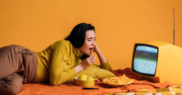 Pericolele ascunse ale mâncatului în fața televizorului