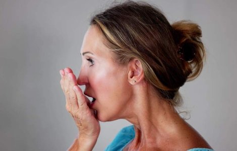 Ce ascunde respirația urât mirositoare? Avertismentele medicale la care trebuie să fii atent