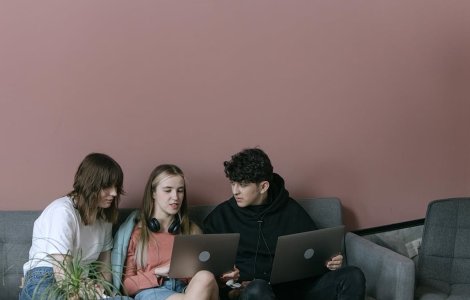 Tinerii își construiesc carierele: revoluția generației Z!