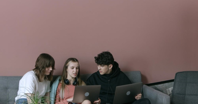 Tinerii își construiesc carierele: revoluția generației Z!