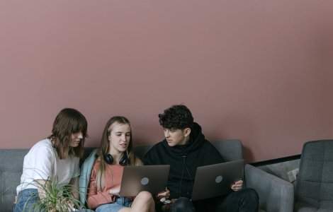 Tinerii își construiesc carierele: revoluția generației Z!